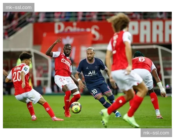 官方：朗斯对阵兰斯的比赛因场地积水严重延期举行