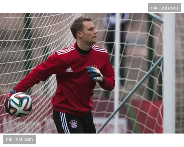 告别时刻：诺伊尔完成德甲第500次出场，获赠定制纪念手套