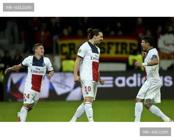 终场后，美因茨球员围拢安慰扑点失误的门将